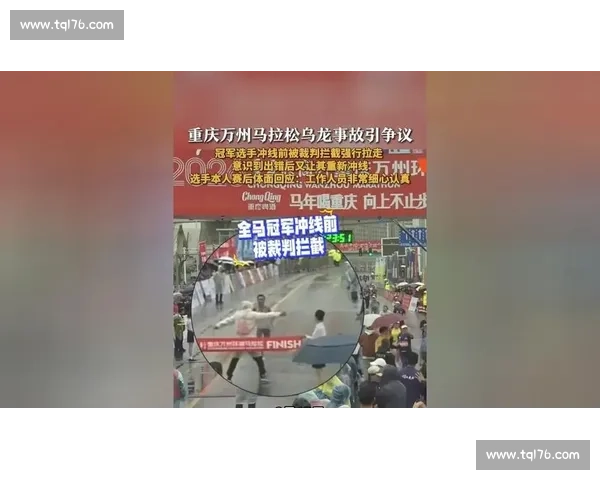 拳击赛场失控一瞬间选手冲动打裁判引发争议