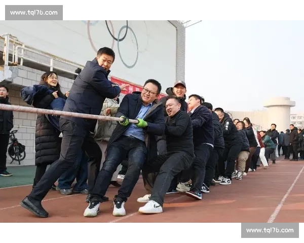 拔河比赛:力量与智慧的较量,团队精神的完美呈现 拔河比赛:力量与智慧的较量,团队精神的完美呈现